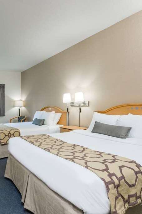 Hotel Baymont by Wyndham Noblesville photo 2