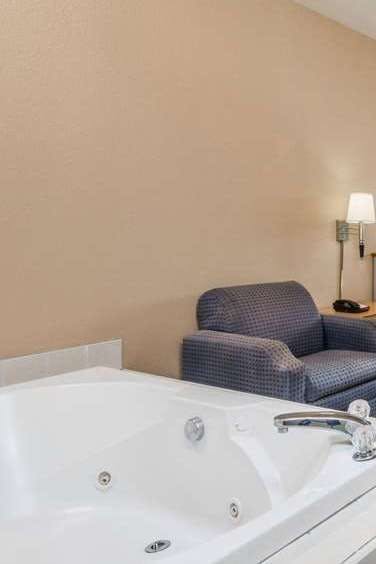 Hotel Baymont by Wyndham Noblesville photo 5