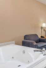Hotel Baymont Noblesville photo 5