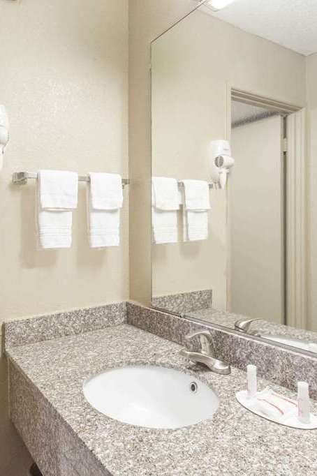 Hotel Super 8 by Wyndham Caryville TN photo 5