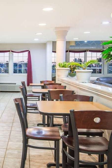 Hotel Microtel Claremore photo 5