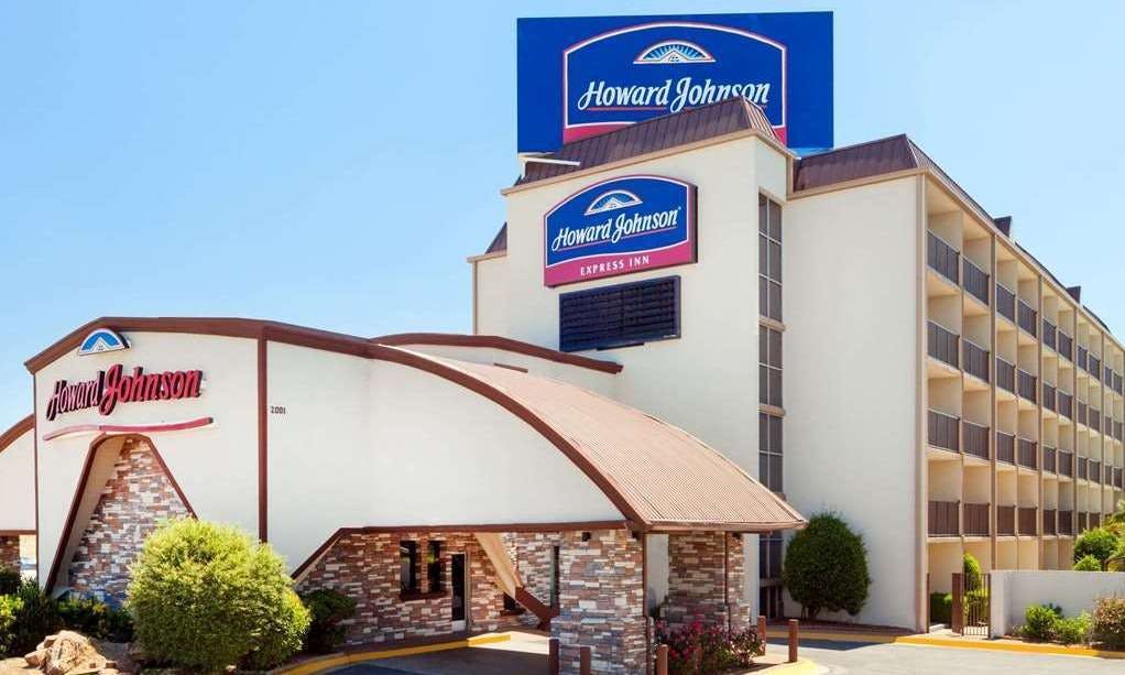 Howard Johnson by Wyndham Arlington Ballpark / Six Flags
