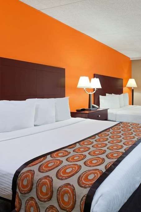 Hotel Howard Johnson by Wyndham Arlington Ballpark / Six Flags photo 2