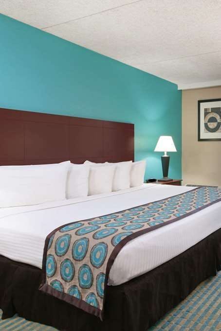 Hotel Howard Johnson by Wyndham Arlington Ballpark / Six Flags photo 1