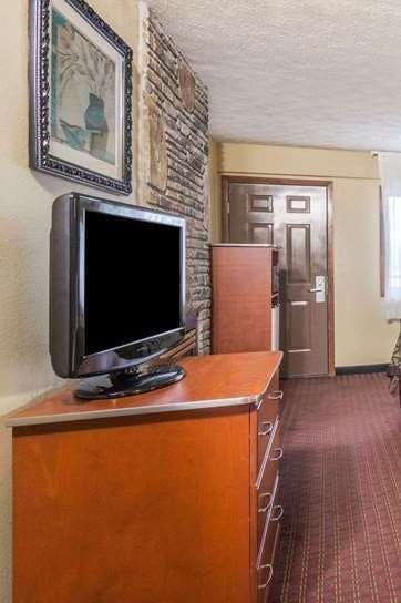 Hotel Baymont by Wyndham Pigeon Forge near Island Drive photo 3