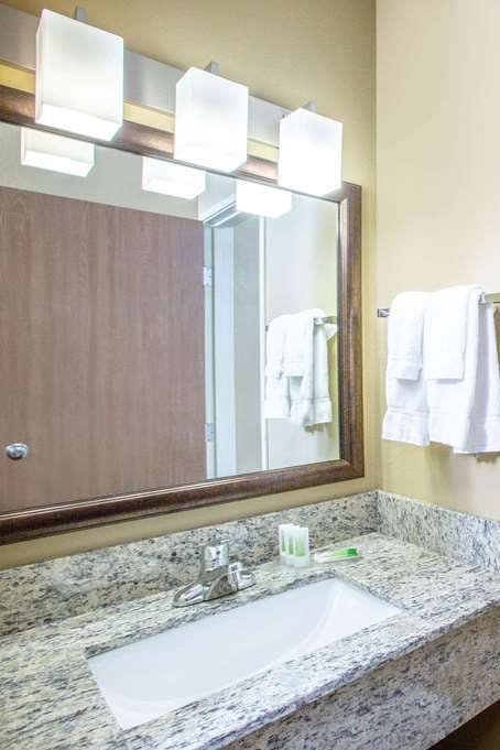 Hotel AmericInn by Wyndham Clear Lake photo 4