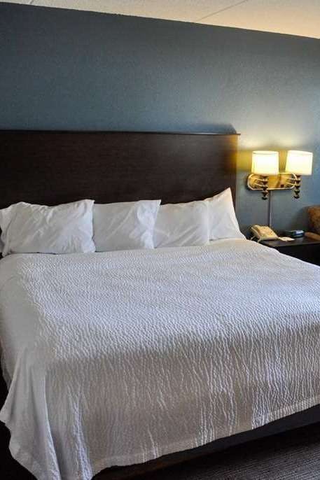 Hotel AmericInn by Wyndham Clear Lake photo 1