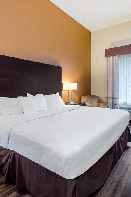 Hotel La Quinta Inn & Suites by Wyndham Marshall photo 1