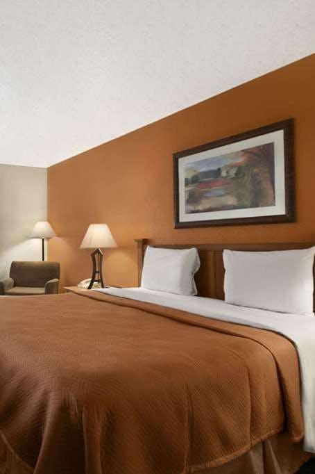 Hotel Travelodge by Wyndham Muskegon photo 1