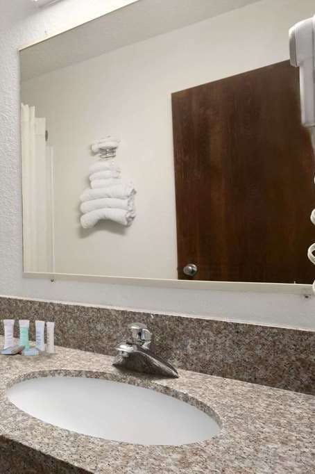 Hotel Travelodge by Wyndham Muskegon photo 5