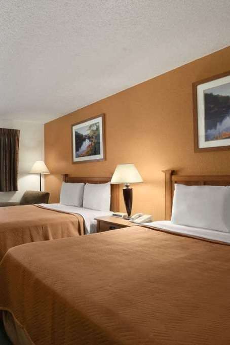 Hotel Travelodge by Wyndham Muskegon photo 3