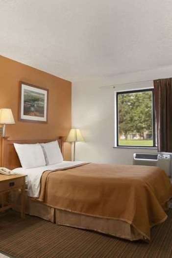Hotel Travelodge by Wyndham Muskegon photo 2