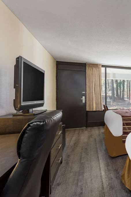 Hotel Days Inn & Suites by Wyndham Rocky Mount Golden East photo 3