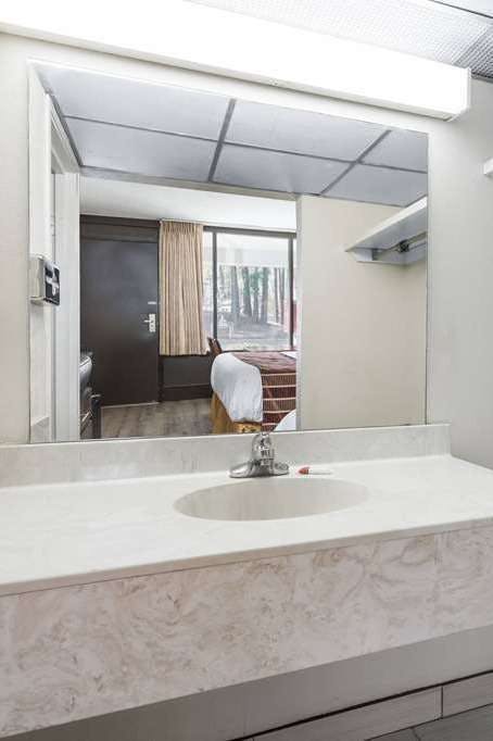 Hotel Days Inn & Suites by Wyndham Rocky Mount Golden East photo 4