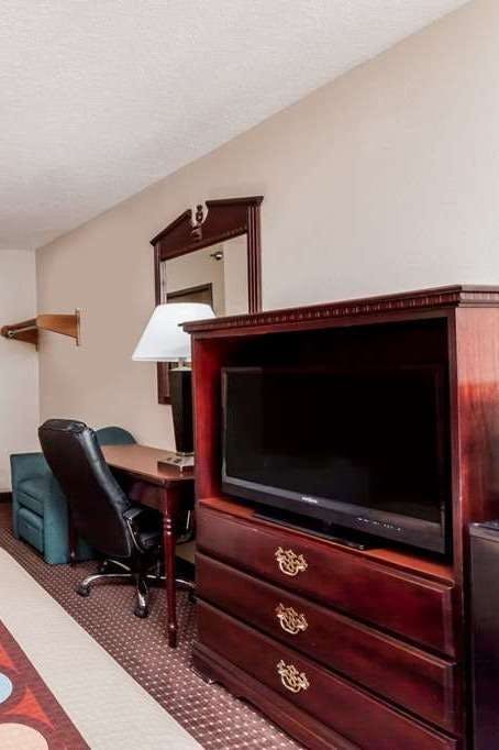 Hotel Super 8 by Wyndham Harrisburg photo 4