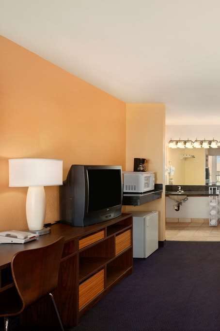 Hotel Super 8 by Wyndham Indio photo 4