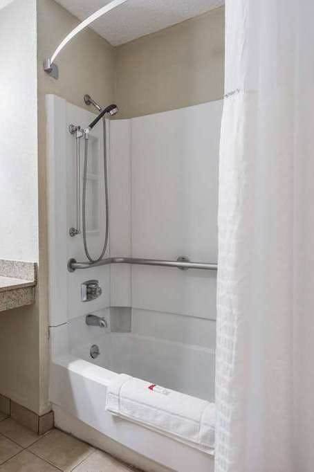 Hotel Super 8 Dubuque photo 4