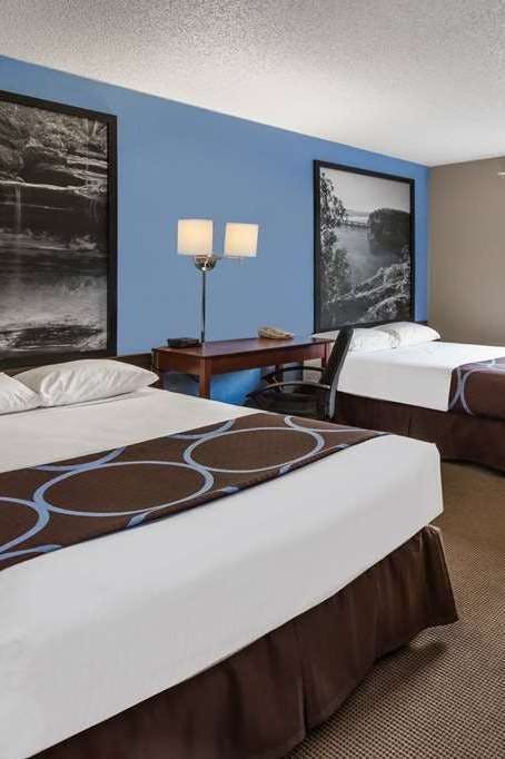 Hotel Super 8 Dubuque photo 2