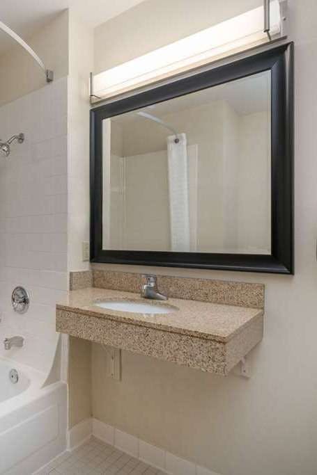 Hotel AmericInn by Wyndham Johnston Des Moines photo 4