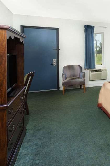Hotel Super 8 Taylorville IL photo 3