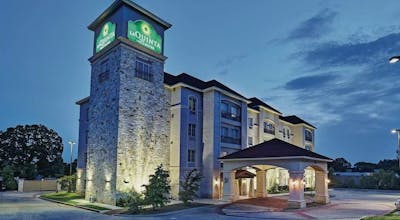 La Quinta Inn & Suites by Wyndham DFW Airport West - Euless