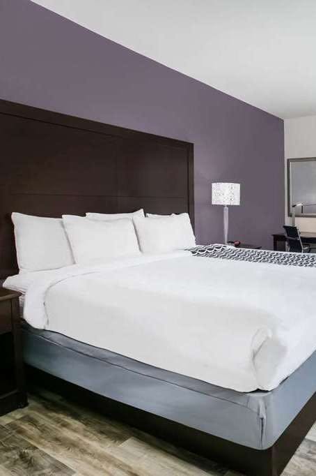 Hotel La Quinta Inn & Suites by Wyndham DFW Airport West - Euless photo 1