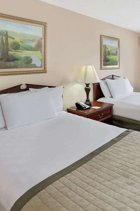 Hotel Baymont by Wyndham Sanford photo 2