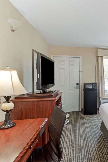 Hotel Baymont by Wyndham Sanford photo 3