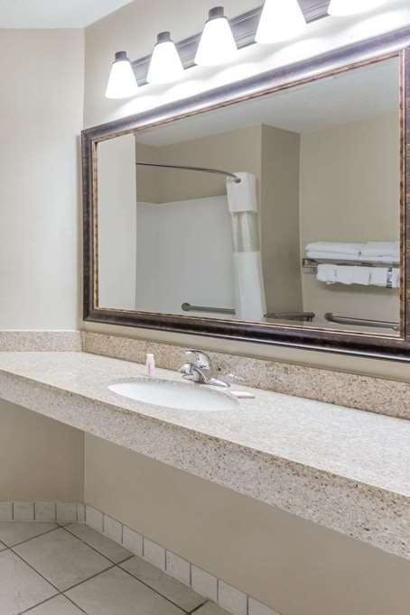 Hotel Baymont by Wyndham Mequon Milwaukee Area photo 4