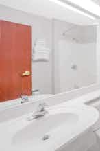 Hotel Microtel Inn & Suites by Wyndham Manistee photo 5