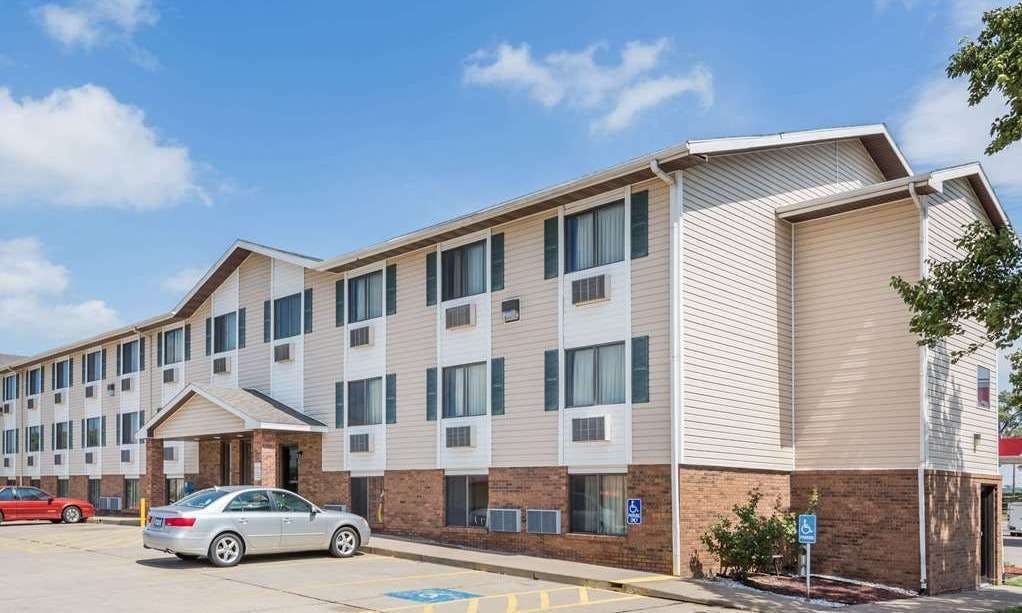 Super 8 by Wyndham Manhattan KS