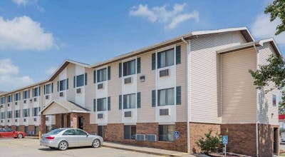 Super 8 by Wyndham Manhattan KS