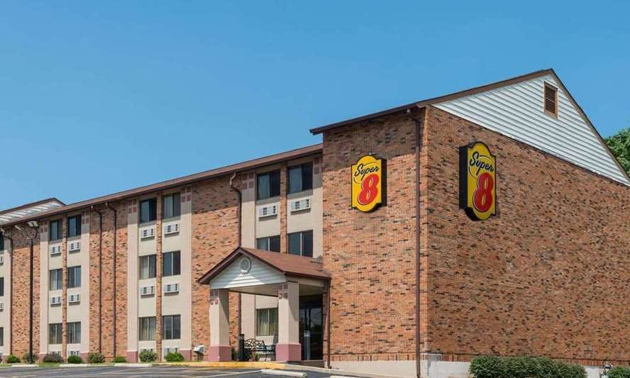 Super 8 by Wyndham St Charles