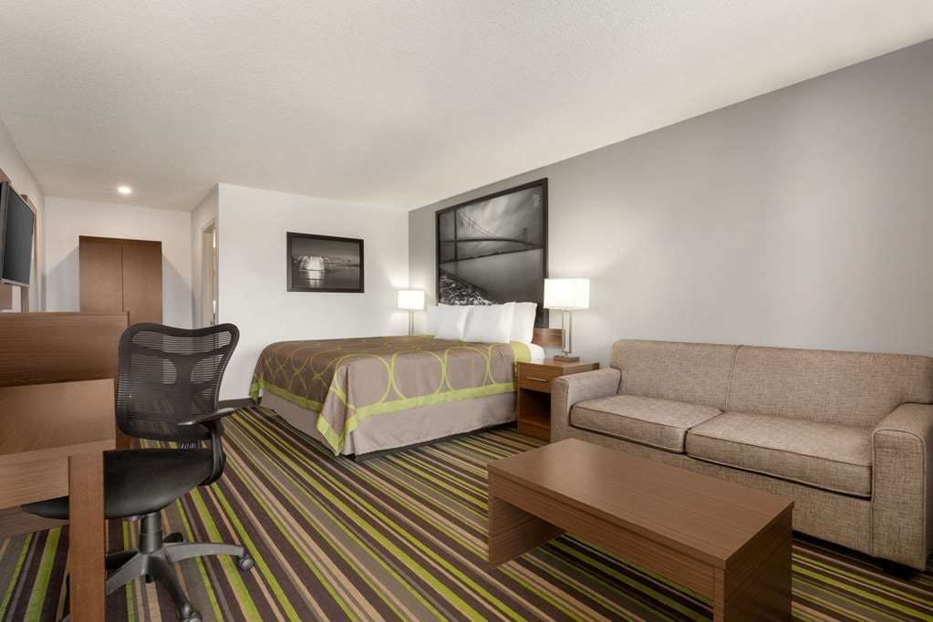 Hotel Super 8 by Wyndham Windsor/Dougall photo 2