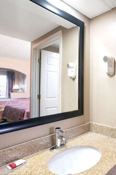 Hotel Super 8 by Wyndham Murfreesboro photo 5