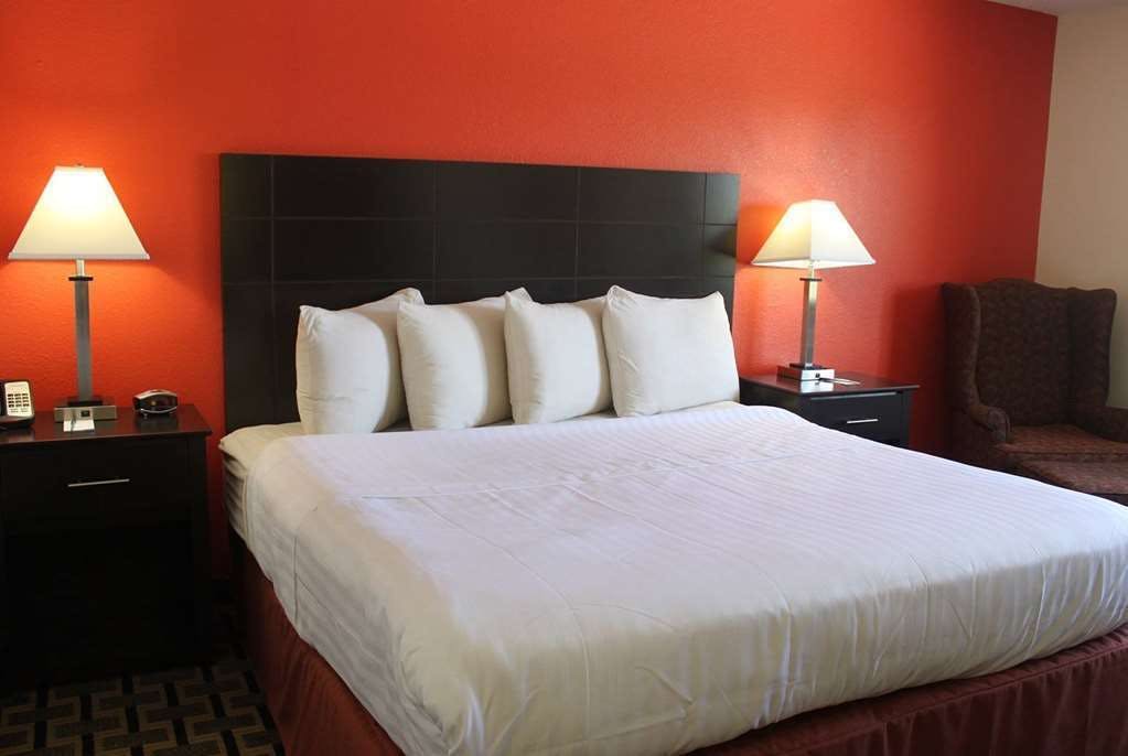 Hotel AmericInn by Wyndham West Burlington photo 1