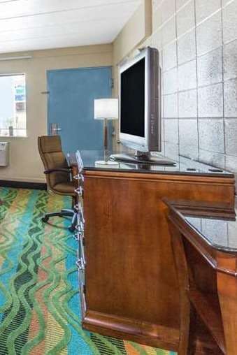 Hotel Howard Johnson by Wyndham Virginia Beach At The Beach photo 4