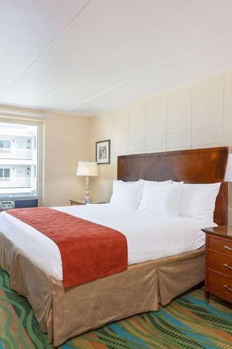 Hotel Howard Johnson by Wyndham Virginia Beach At The Beach photo 1