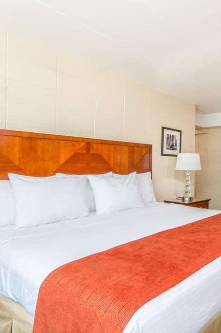 Hotel Howard Johnson by Wyndham Virginia Beach At The Beach photo 2