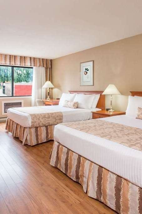 Hotel Ramada Kelowna Conf Centre photo 2