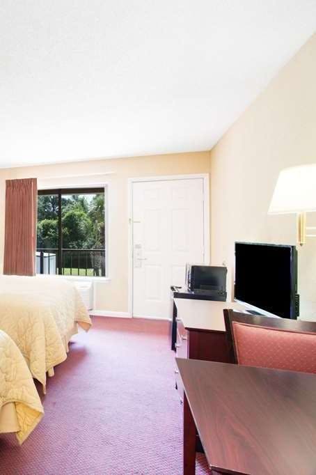 Hotel Super 8 by Wyndham Defuniak Springs photo 3