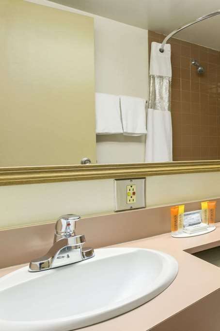 Hotel Travelodge by Wyndham Edmonton East photo 4