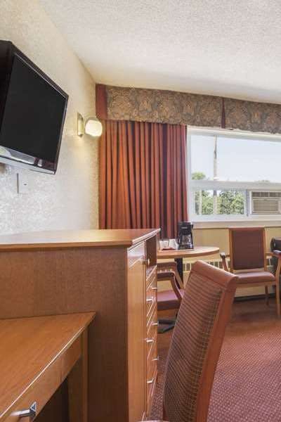 Hotel Travelodge by Wyndham Edmonton East photo 3