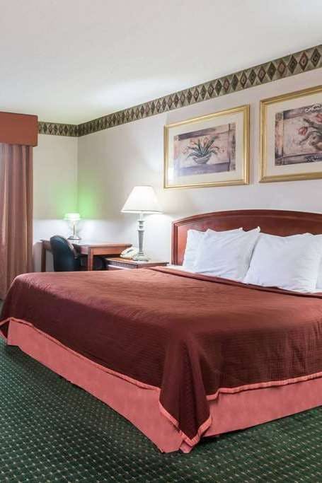 Hotel Howard Johnson Lenox photo 1