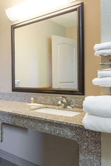 Hotel Days Inn by Wyndham Forest photo 4