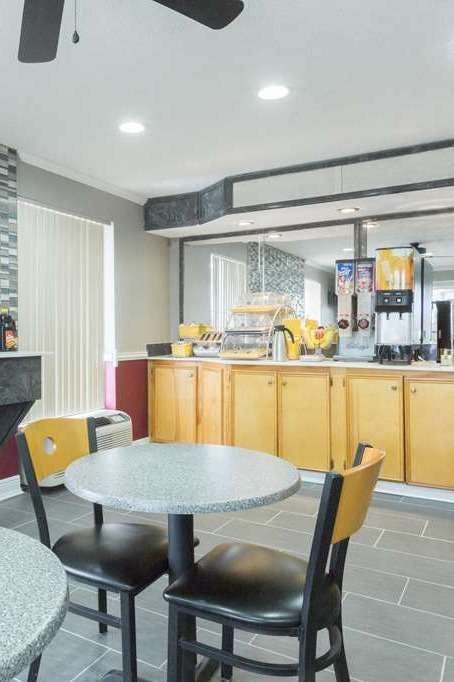 Hotel Days Inn by Wyndham Forest photo 5