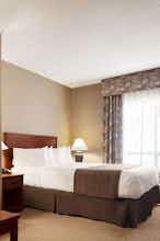 Hotel Days Inn And Suites Strathmore photo 1