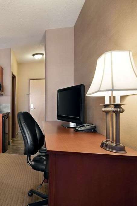 Hotel Days Inn & Suites by Wyndham Strathmore photo 3