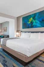 Hotel La Quinta Inn & Suites by Wyndham Galveston West Seawall photo 1