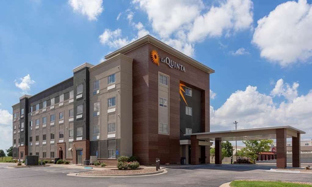 La Quinta Inn & Suites by Wyndham Wichita Airport